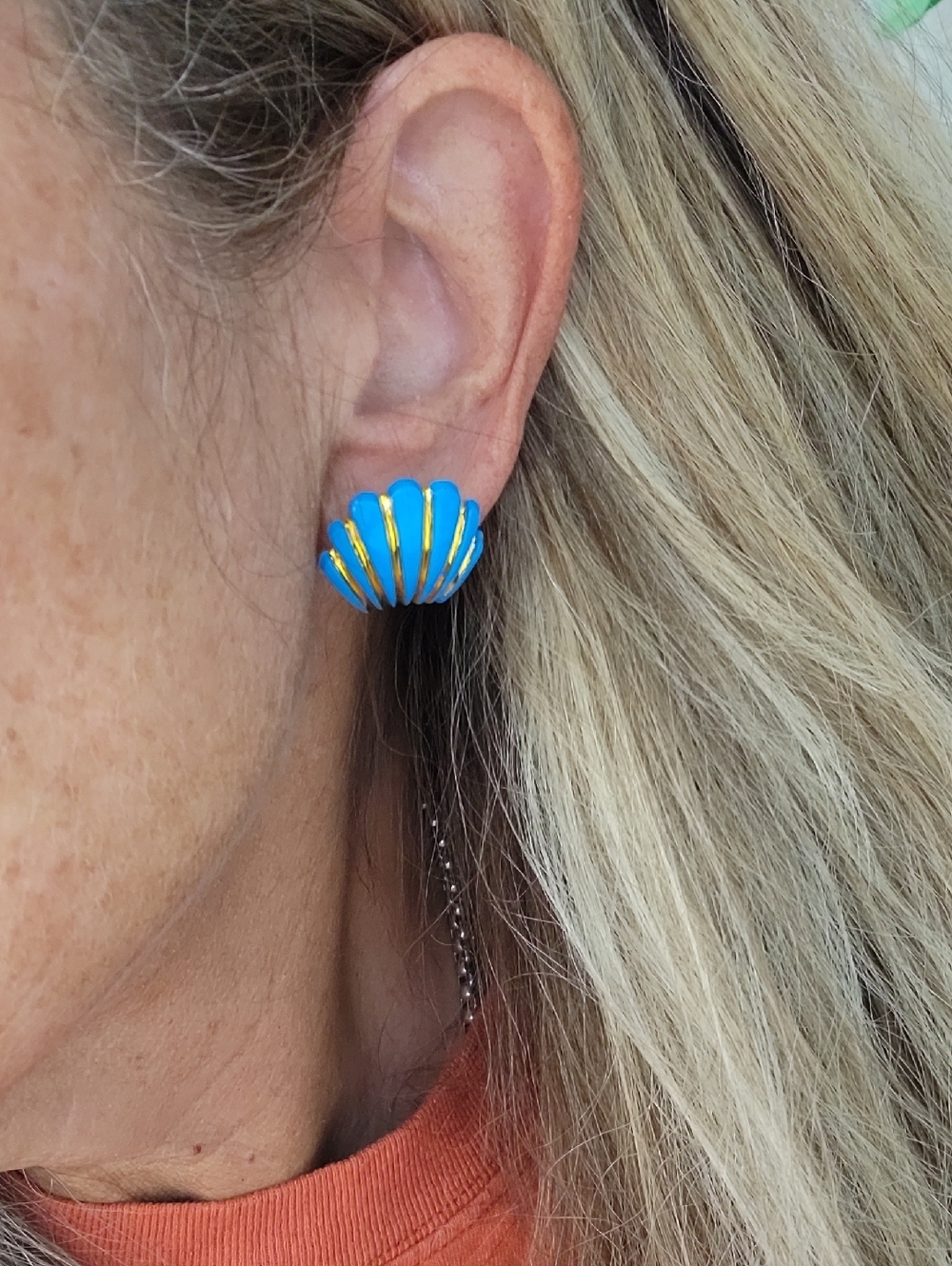 Retro Clamshell MCM Blue & Gold Shell Earrings - Picture 3 of 6